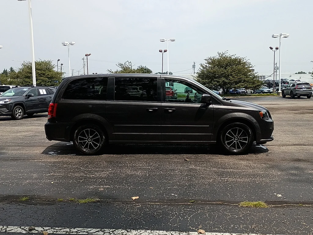Used 2016 Granite Crystal Metallic Clear Coat Dodge SXT image 2