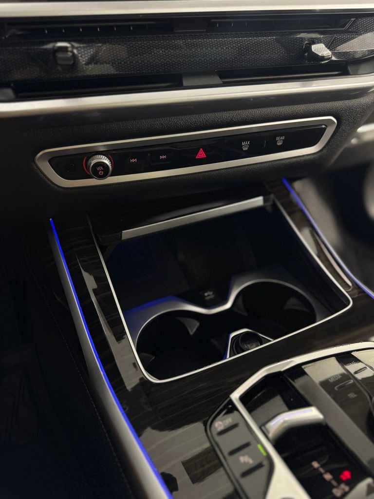 Used 2023 White Metallic BMW xDrive40i image 18