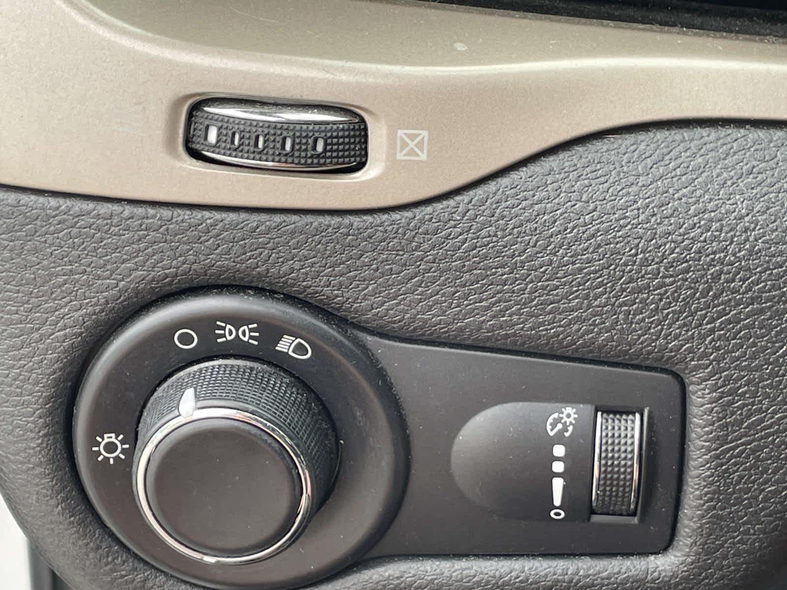 Used 2016 Bright White Clearcoat Jeep Sport image 39