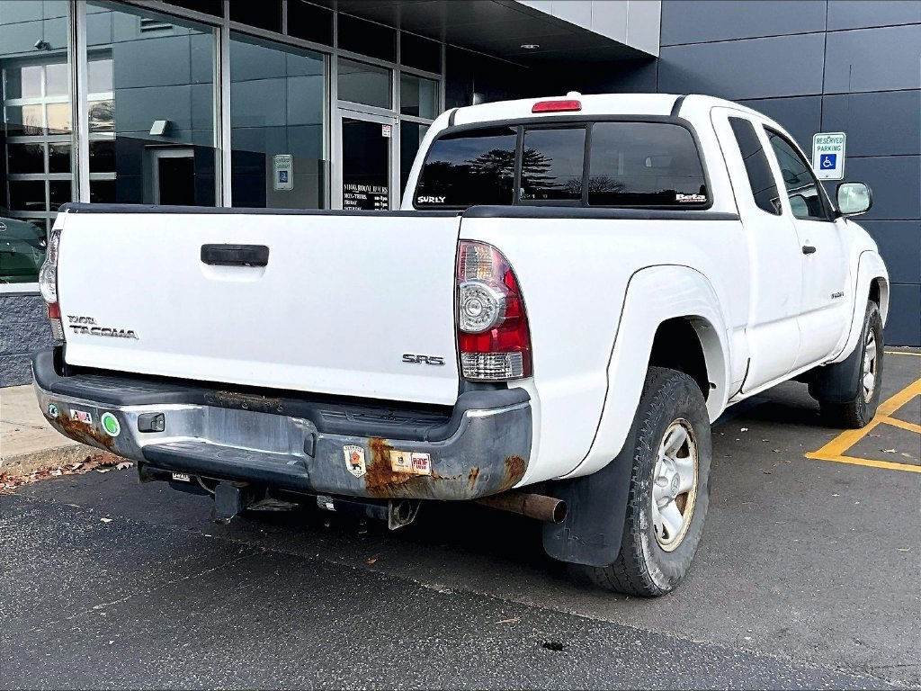 Used 2010 White Toyota Base image 4