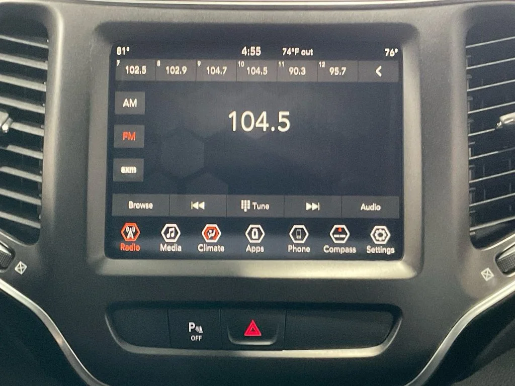 Used 2019 White Jeep Trailhawk image 20