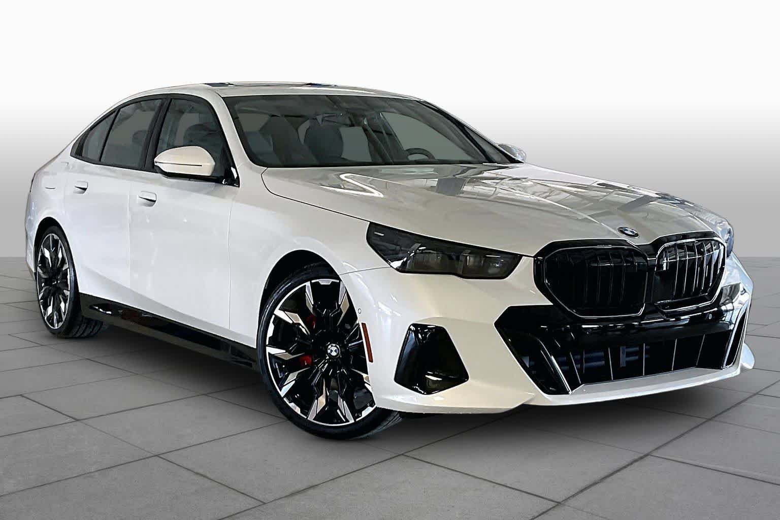 New 2027 Mineral White Metallic BMW 530i xDrive image 2