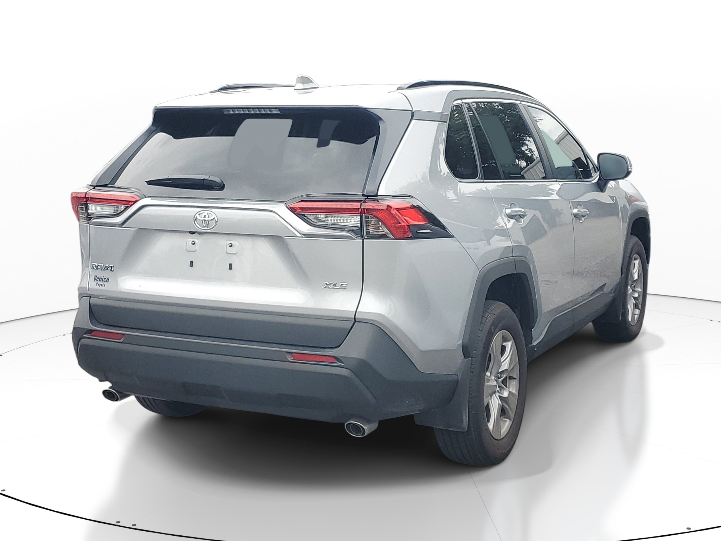 Used 2025 Silver Sky Metallic Toyota XLE image 4