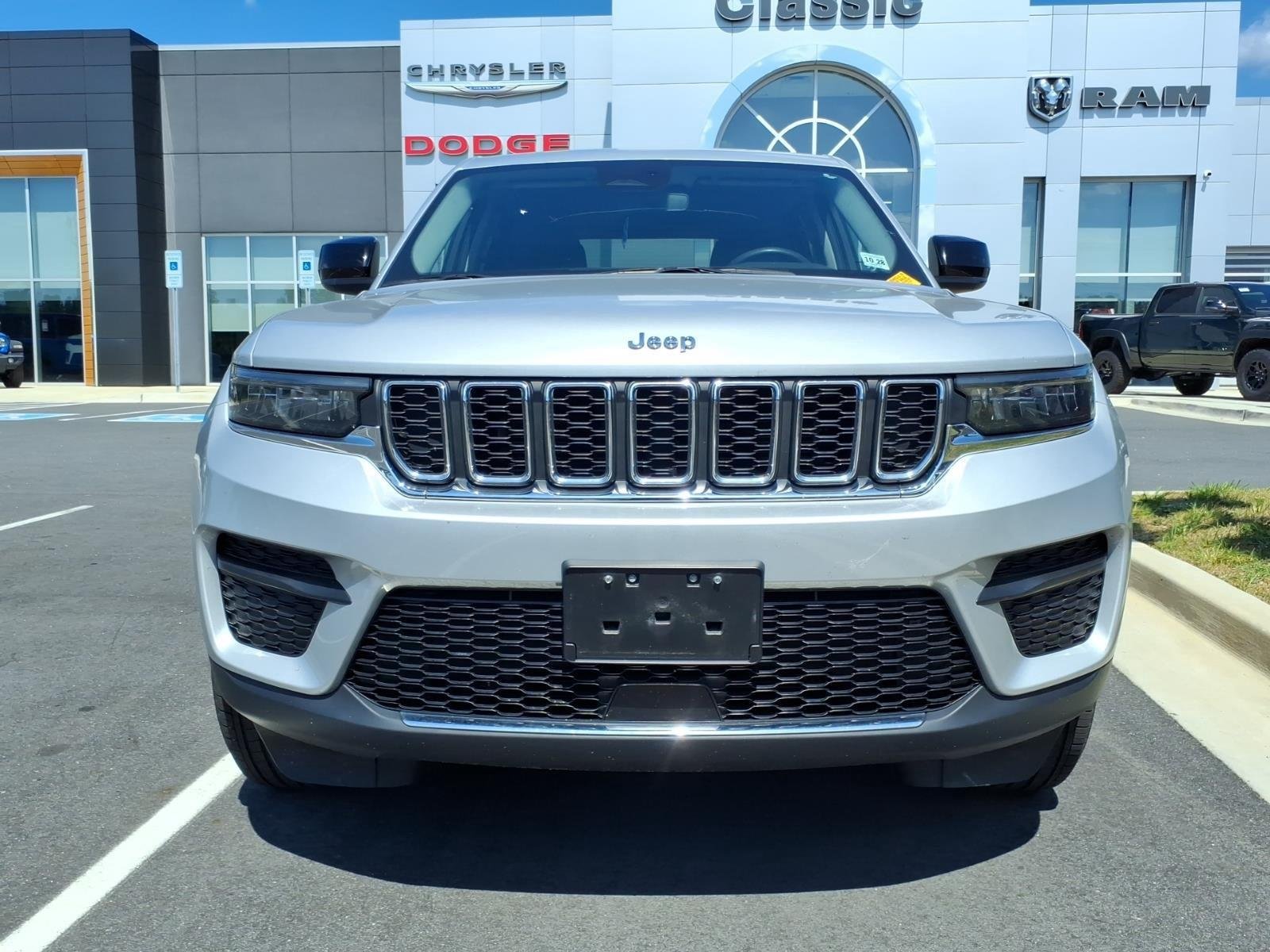 Used 2023 Silver Zynith Jeep Laredo image 4