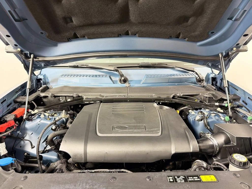 Used 2026 Tasman Blue Metallic Land Rover S image 32