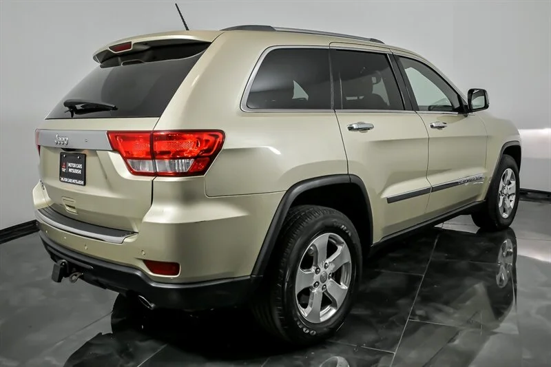 Used 2011 White Gold Clear Coat Jeep Limited image 9
