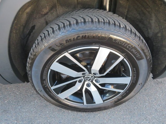 Used 2021 Platinum Gray Metallic Volkswagen 2.0T SE image 37