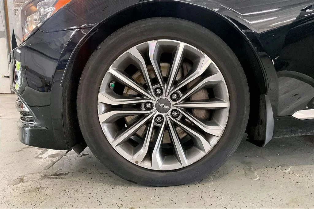 Used 2015 Black Hyundai 3.8 image 8