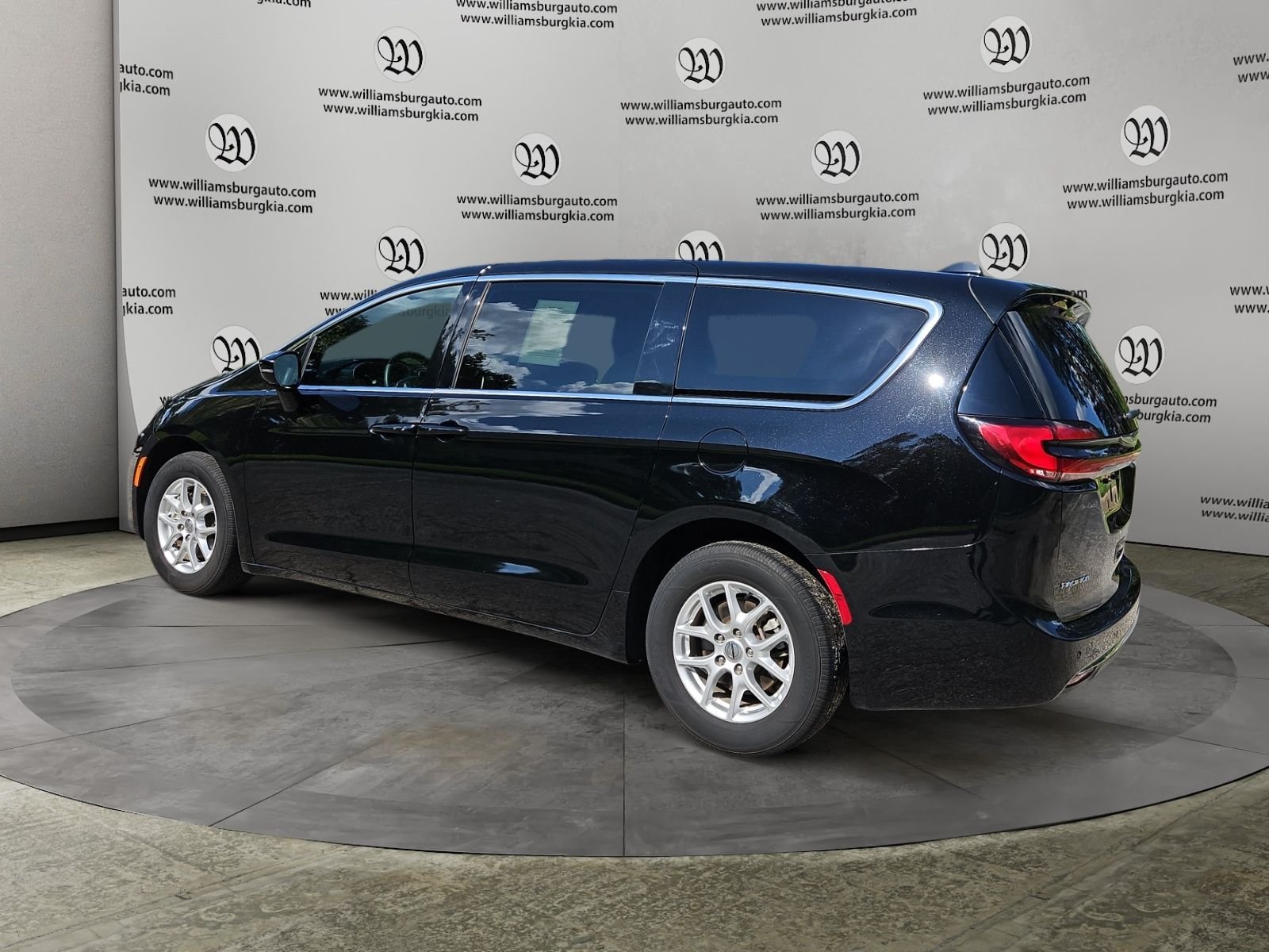 Used 2025 Black Chrysler Select image 3