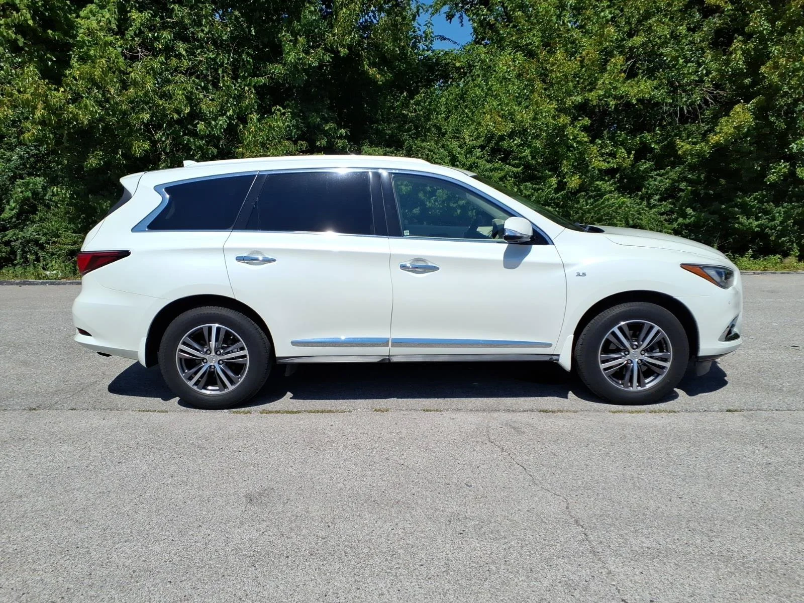 Used 2019 Majestic White INFINITI LUXE image 31