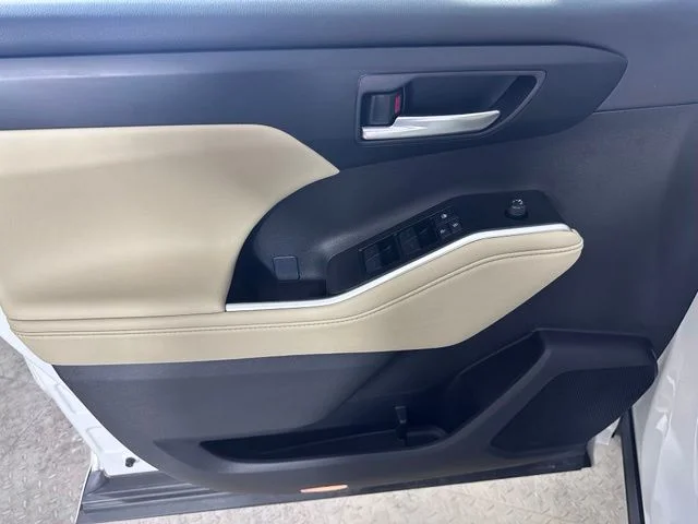 Used 2025 Beige Toyota XLE image 21