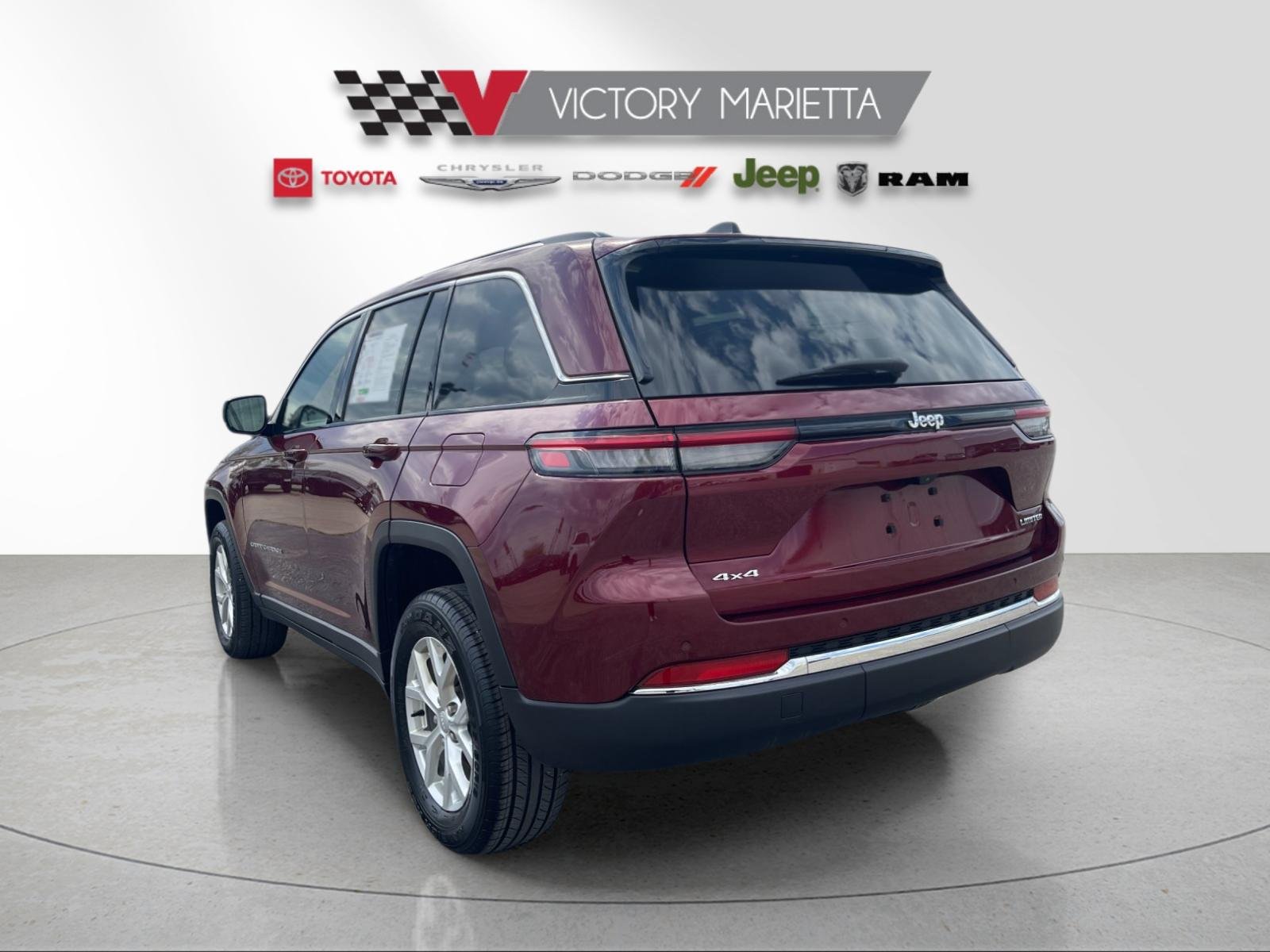 Used 2023  Jeep Limited image 3