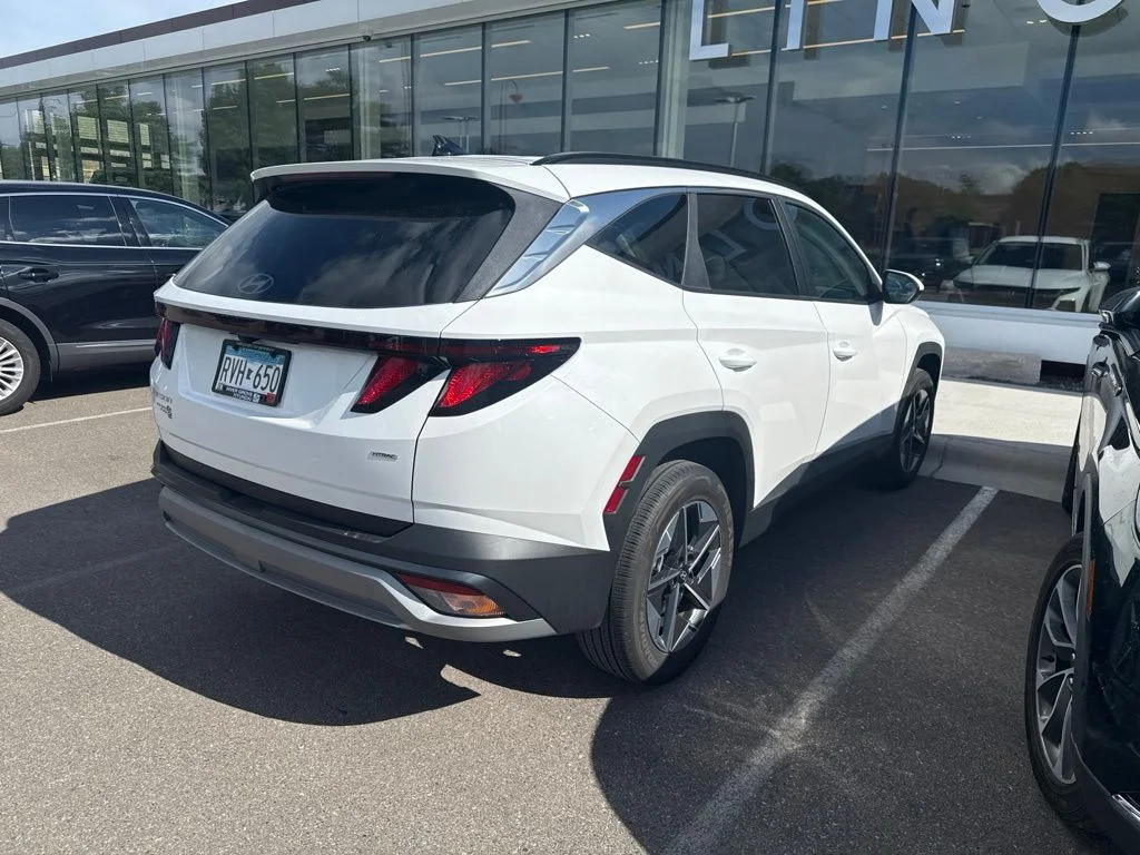 Used 2025 White Hyundai SEL image 2