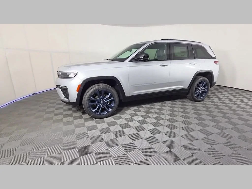 New 2026 Silver Zynith Exterior Paint Jeep 85th Anniversary Edition image 34