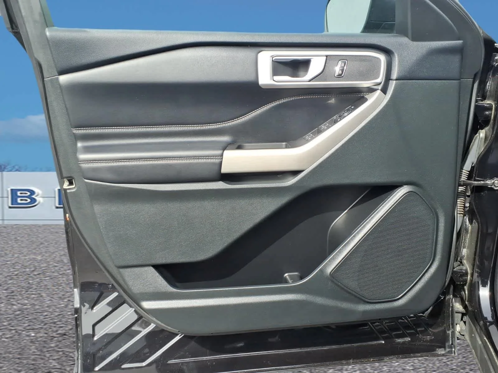 Used 2023 Agate Black Metallic Ford XLT image 12