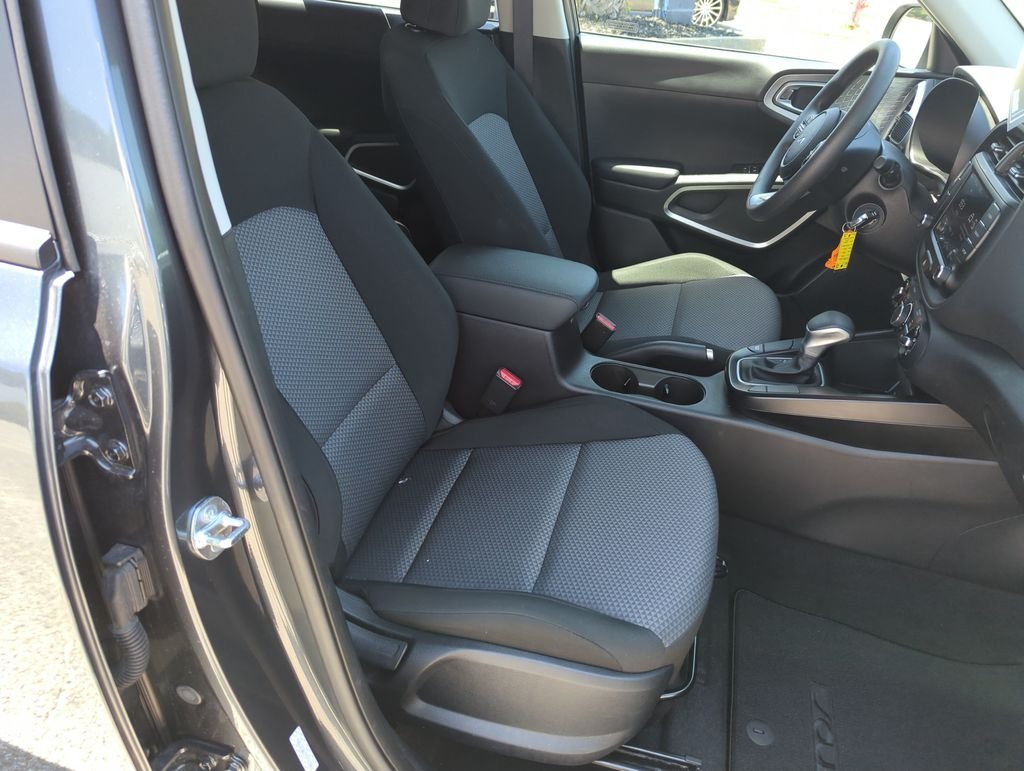 Used 2025  Kia LX image 35