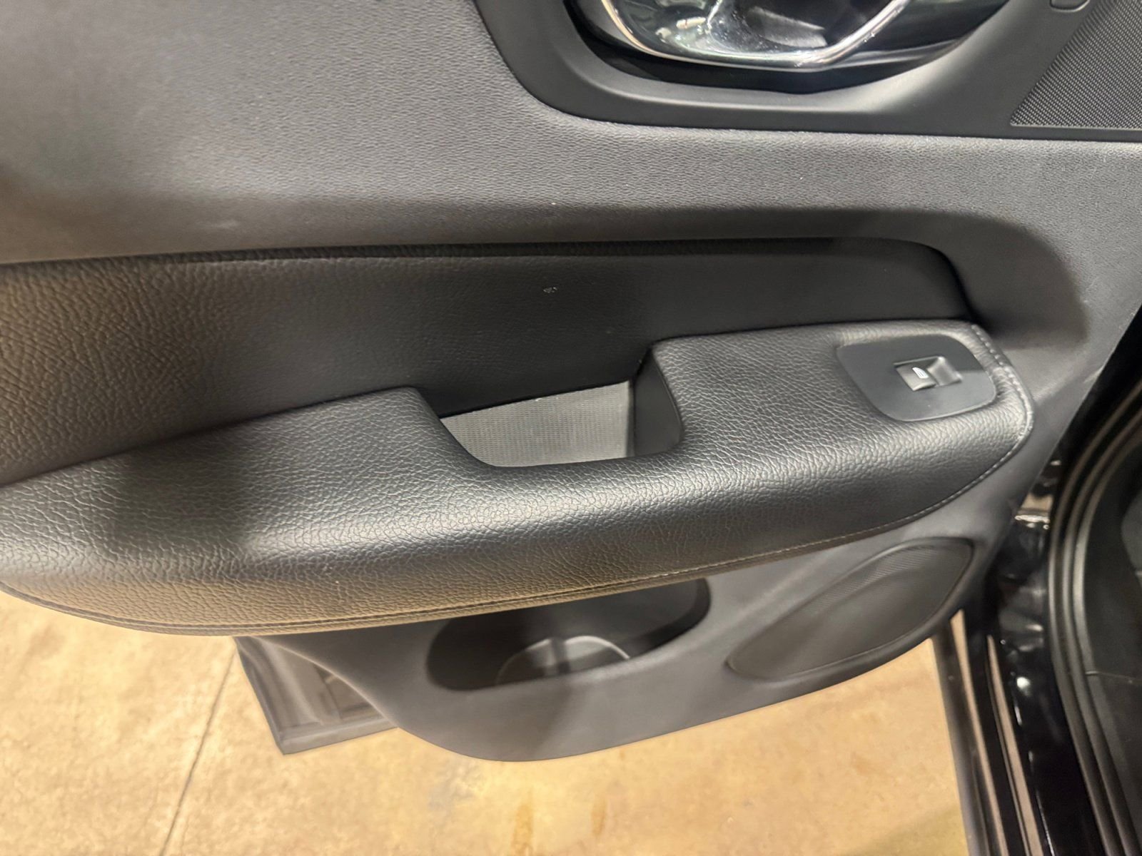 Used 2018 Black Volvo T6 Inscription image 15