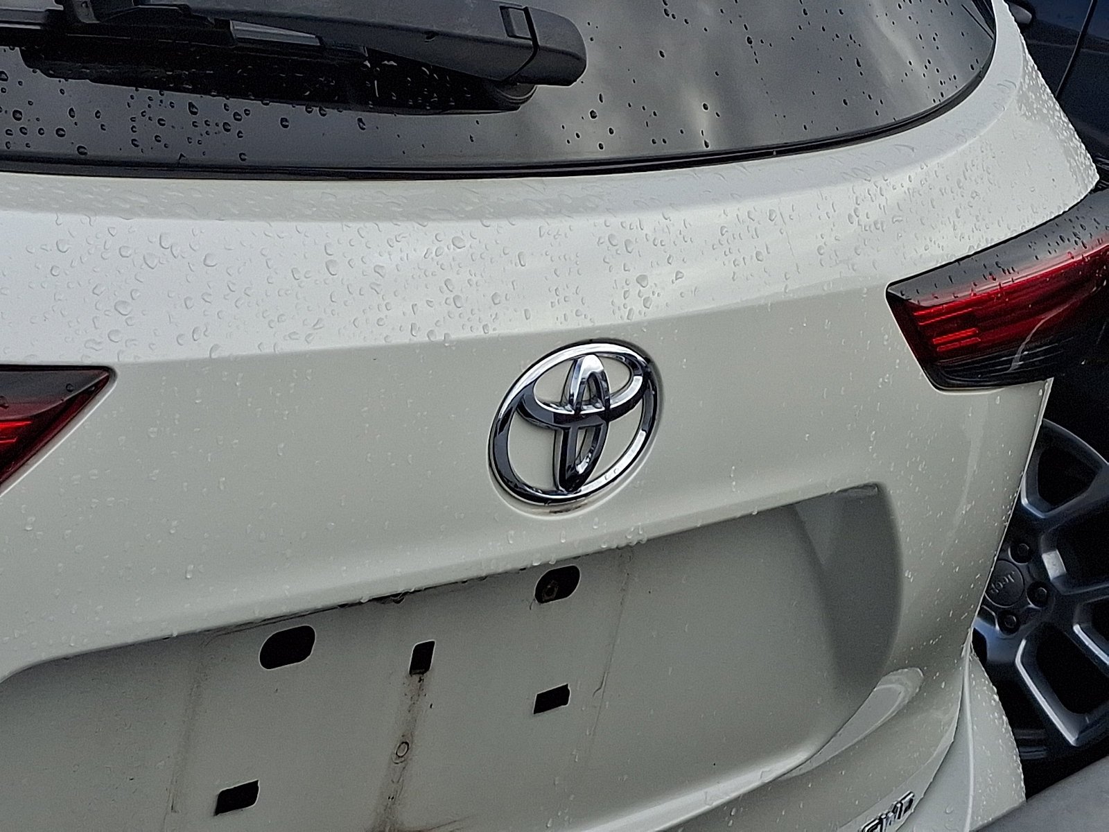 Used 2021 Blizzard Pearl Toyota XLE image 4