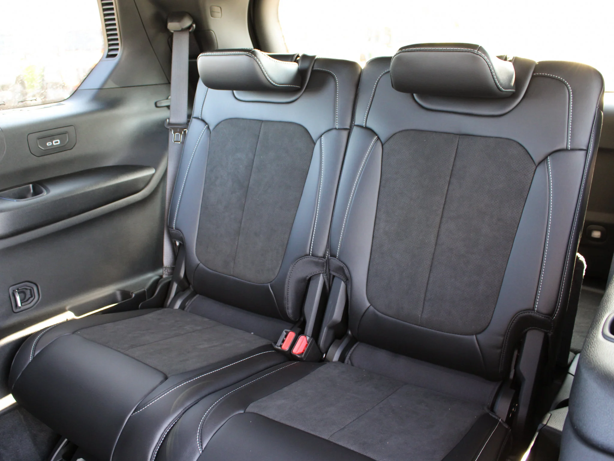 Used 2025 Grey Jeep Altitude* 4x4, Sunroof, Heated Leather, Wireless Charging Pad image 9
