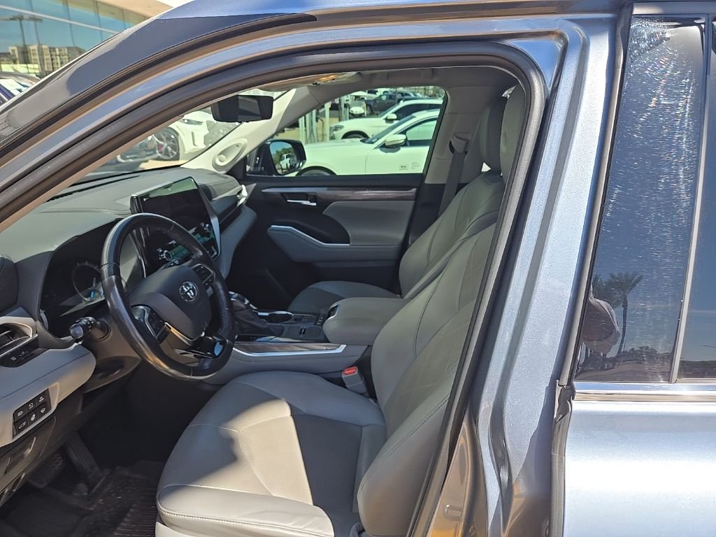 Used 2020 Moon Dust Toyota Platinum image 5