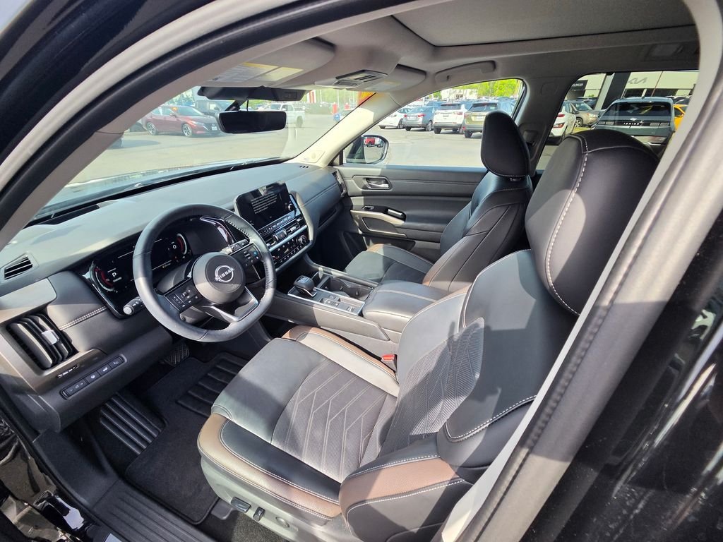 Used 2025 Black Nissan Platinum image 13