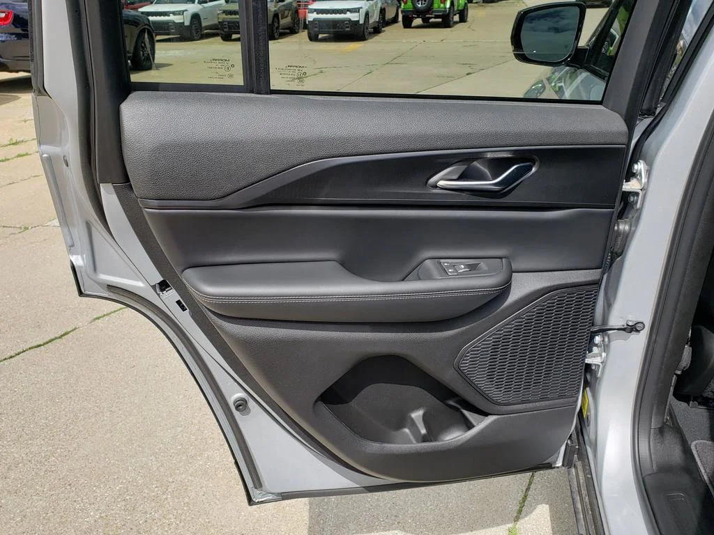 New 2025 Silver Zynith Exterior Paint Jeep  image 15