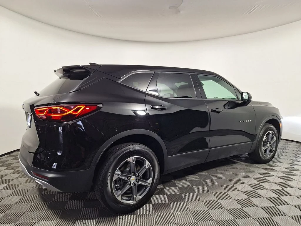 Used 2025 Black Chevrolet LT image 5