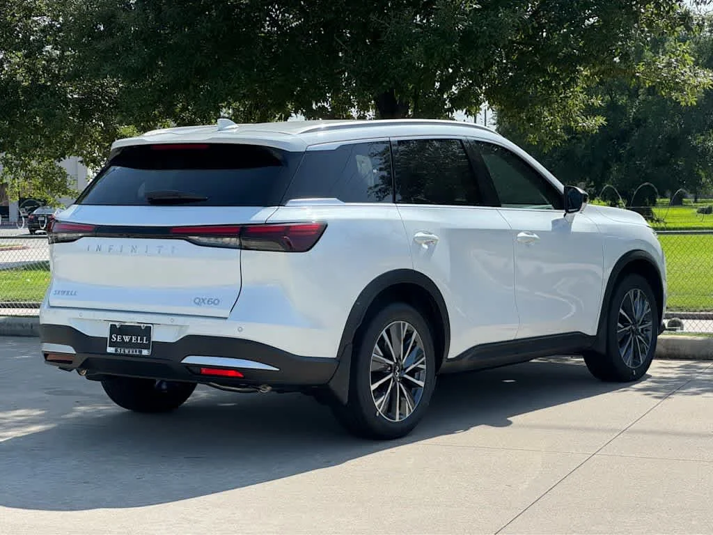 New 2027 RADIANT WHITE INFINITI Luxe FWD image 3