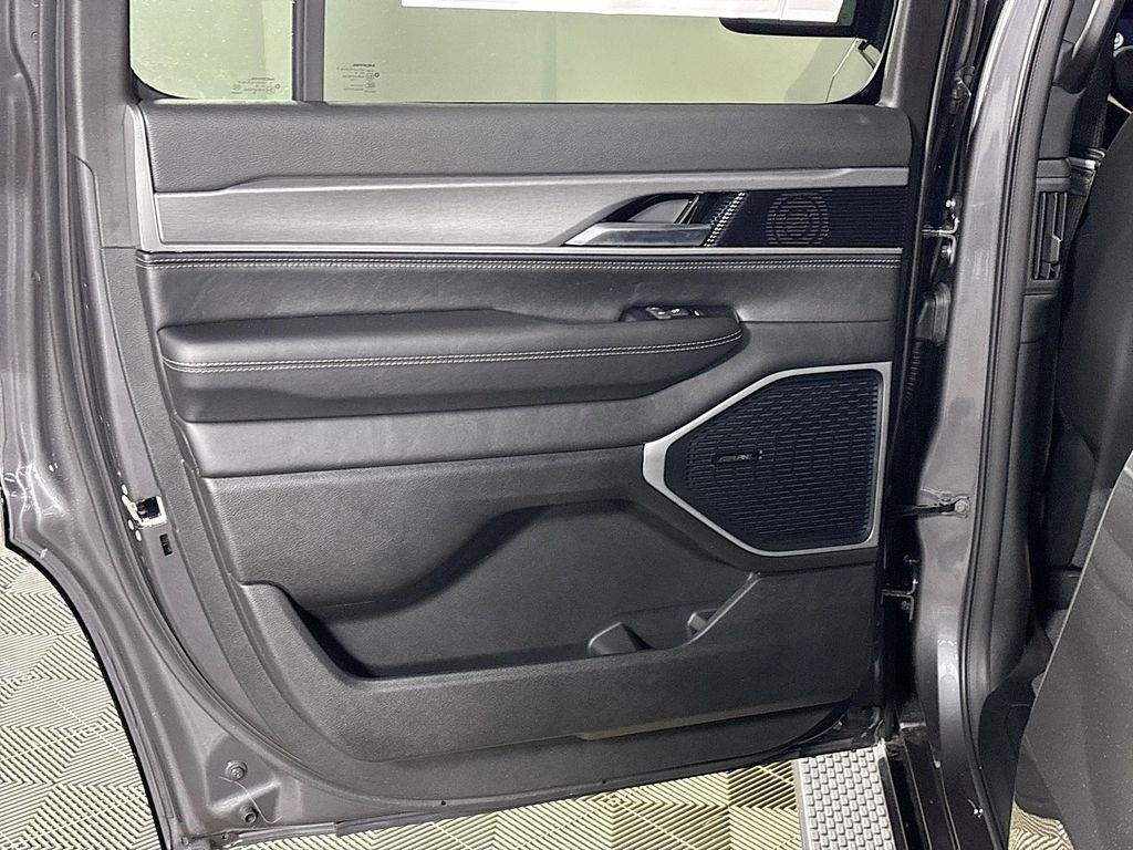 New 2026 Baltic-Gray Metallic Clear-Coat Exterior Paint Jeep Limited Altitude image 19