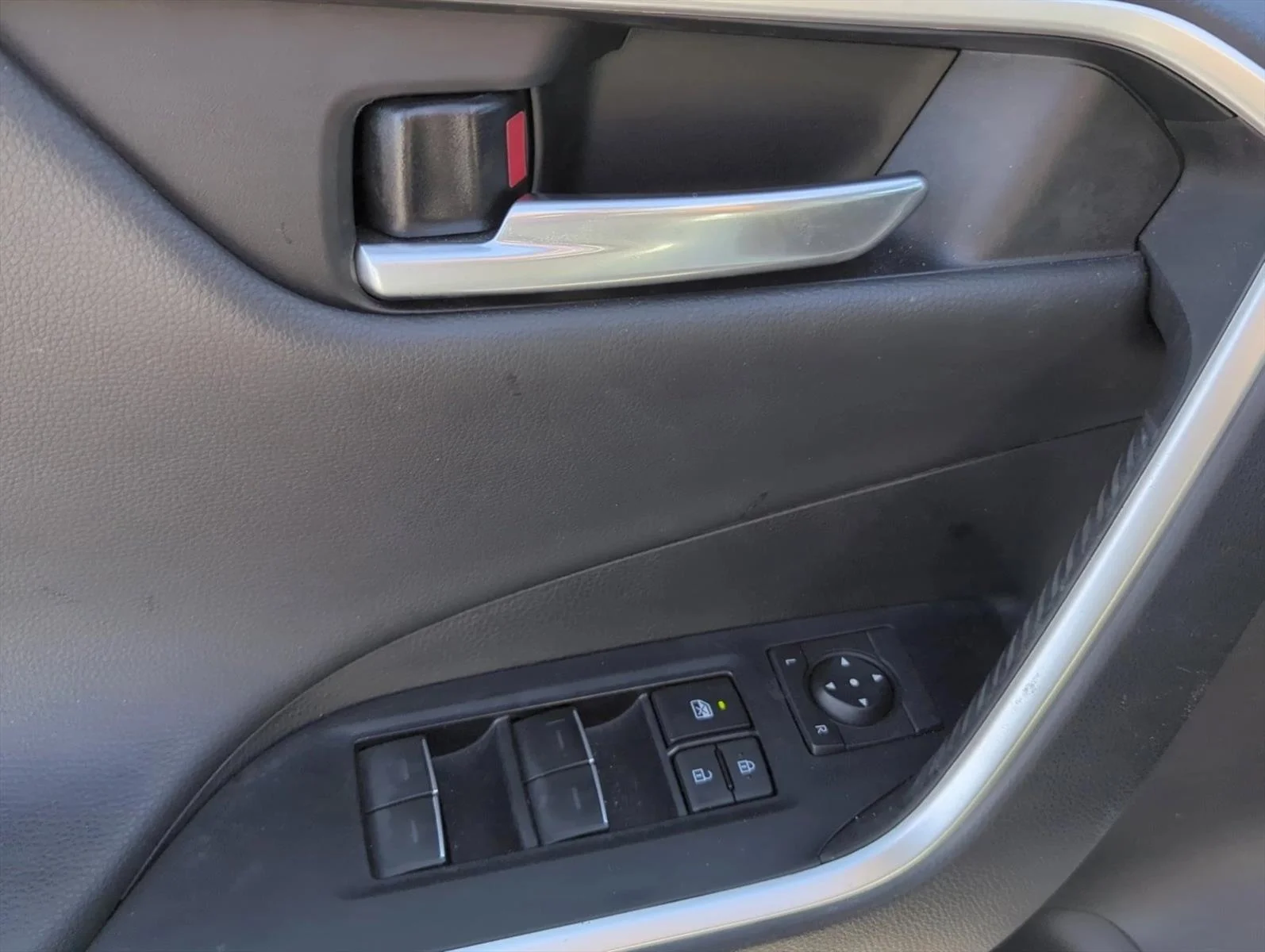 Used 2024 Wind Chill Pearl/Midnight Black Metallic Toyota Hybrid XSE image 8