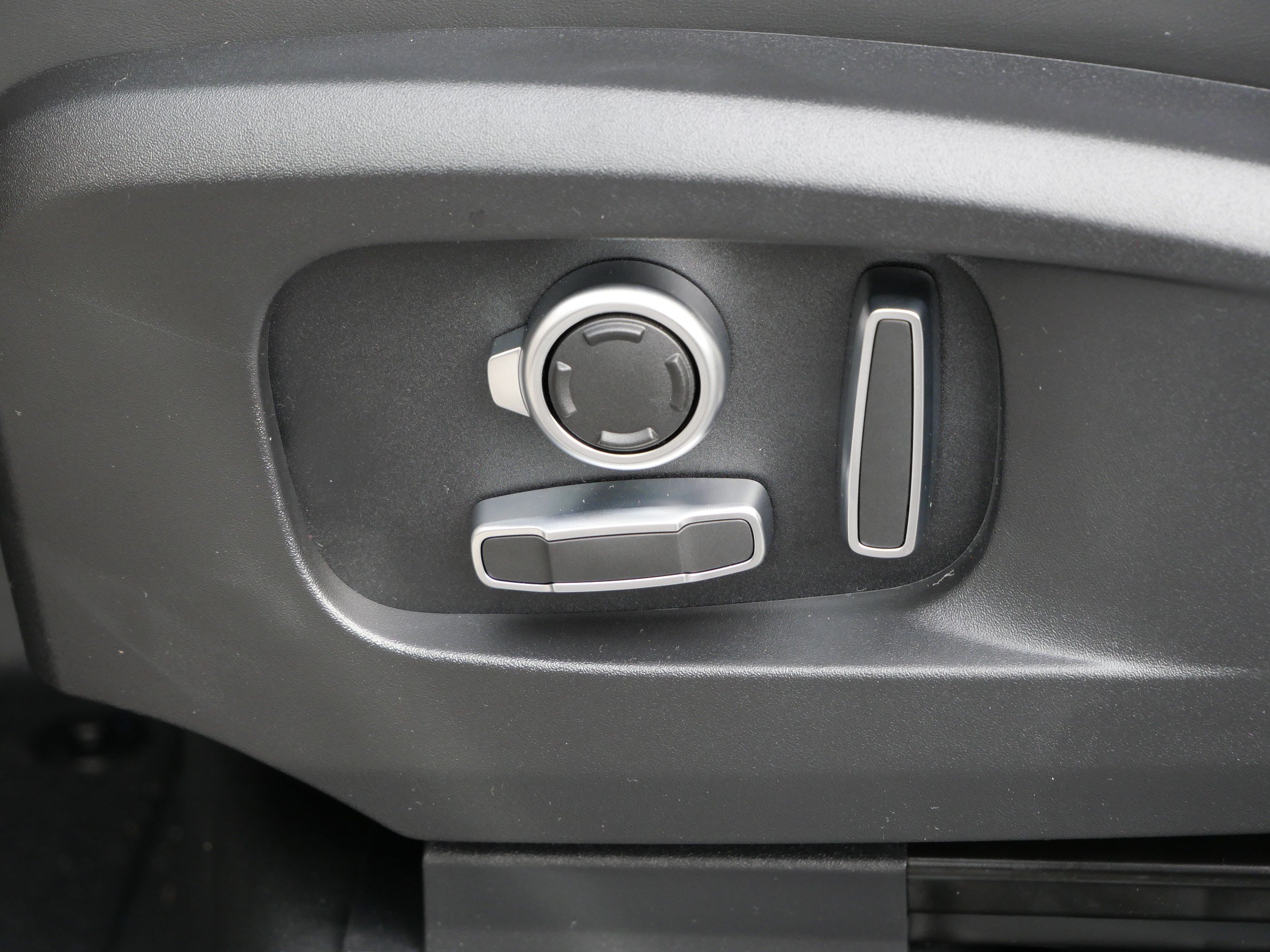 New 2026 Borasco Grey Land Rover X-Dynamic SE image 5