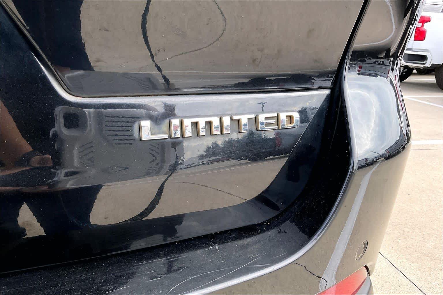 Used 2022 Diamond Black Crystal Pearlcoat Jeep Limited image 10