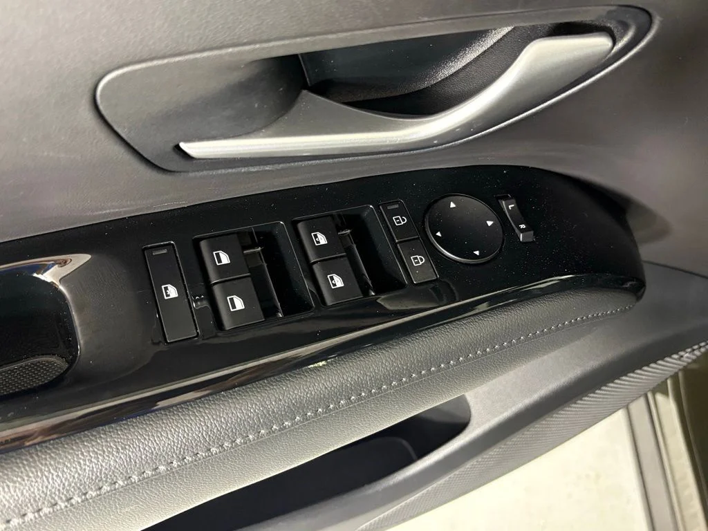 Used 2025 Green Hyundai Limited image 15