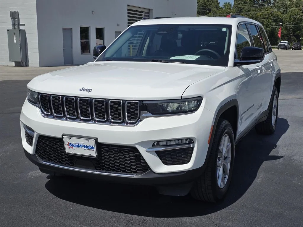 Used 2023 White Jeep Limited image 3