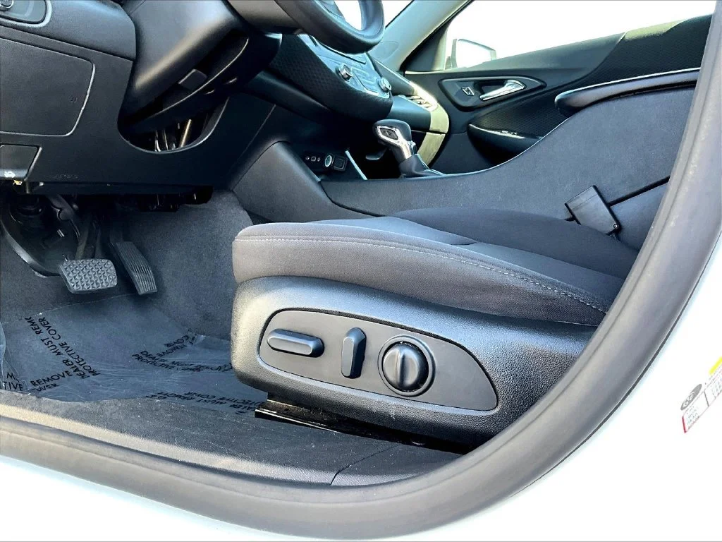 Used 2024 Summit White Chevrolet LT image 41