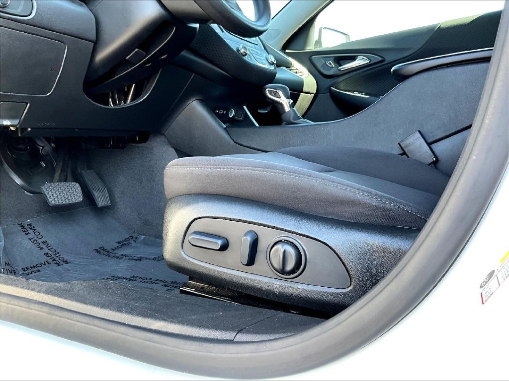 Used 2024 White Chevrolet LT image 41