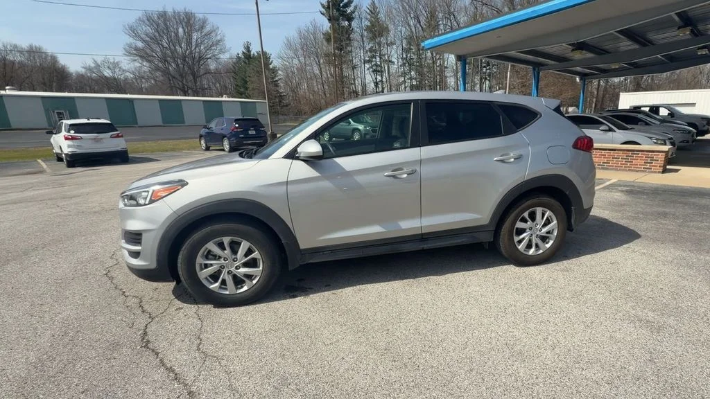 Used 2020 Silver Hyundai SE image 4