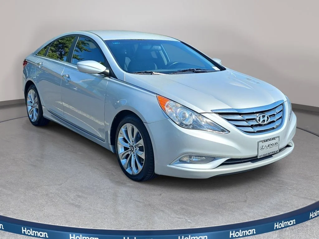Used 2011 Silver Hyundai SE image 4
