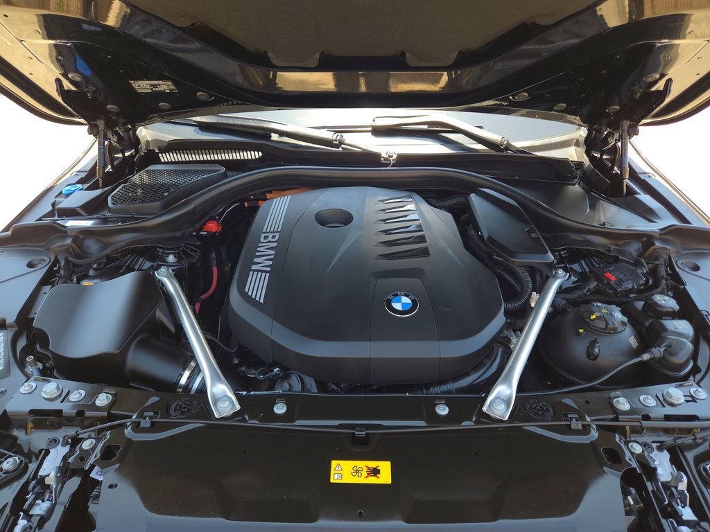 Used 2026 Black Sapphire Metallic BMW 550e xDrive image 23