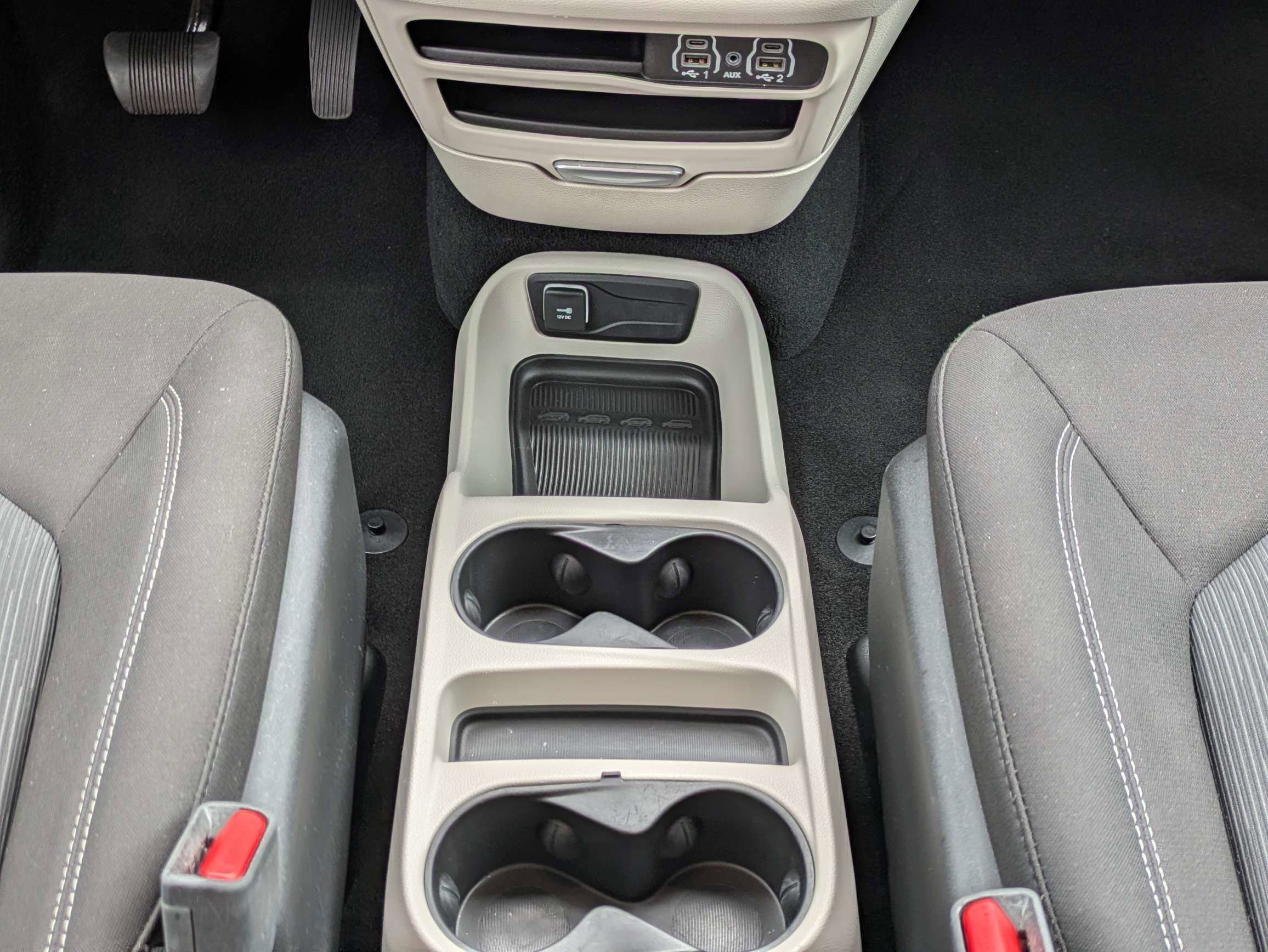 Used 2024 Silver Mist Clearcoat Chrysler LX image 22