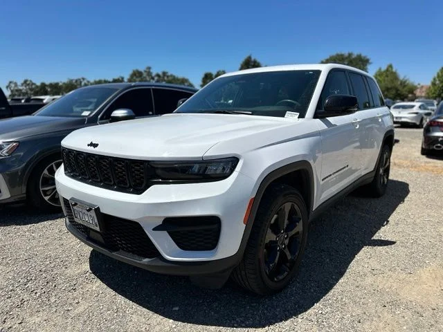 Used 2023 White Jeep Altitude X image 3
