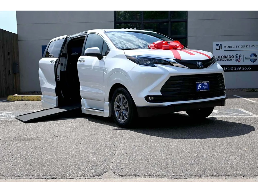 New 2025 WHITE Toyota XLE Mobility Handicap Van image 2