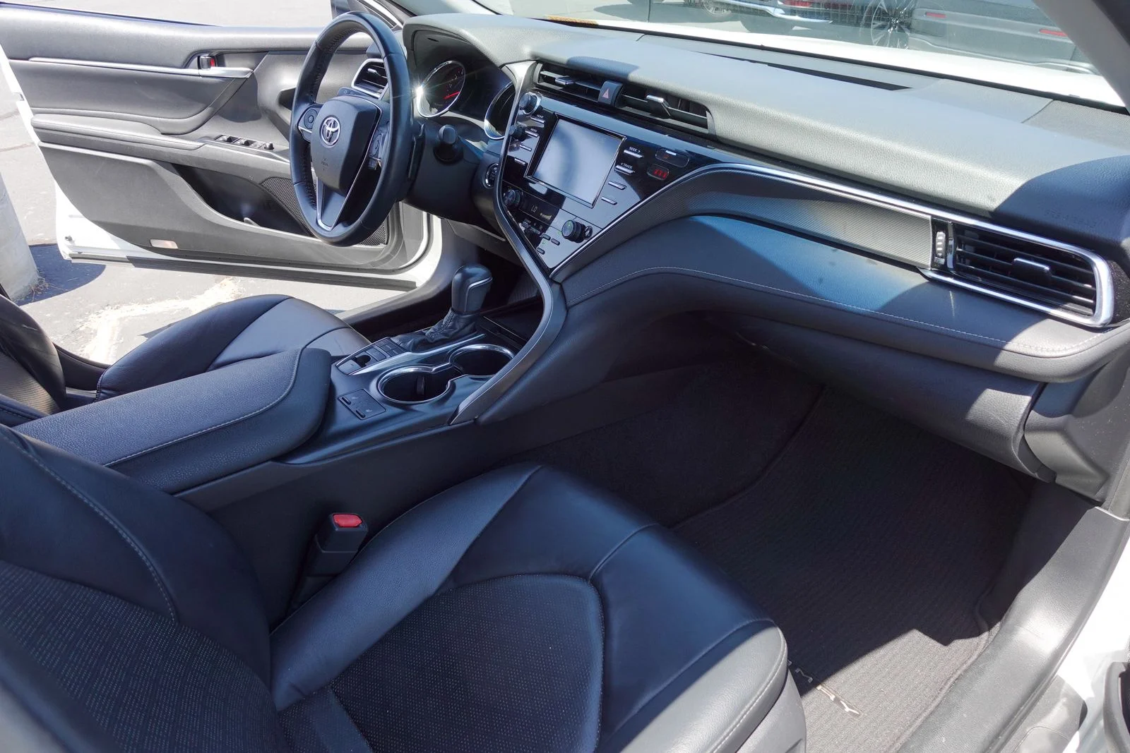 Used 2018 Wind Chill Pearl Toyota XSE image 11