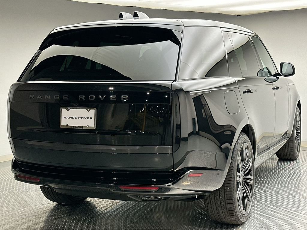 New 2027 Santorini Black Land Rover SE image 3