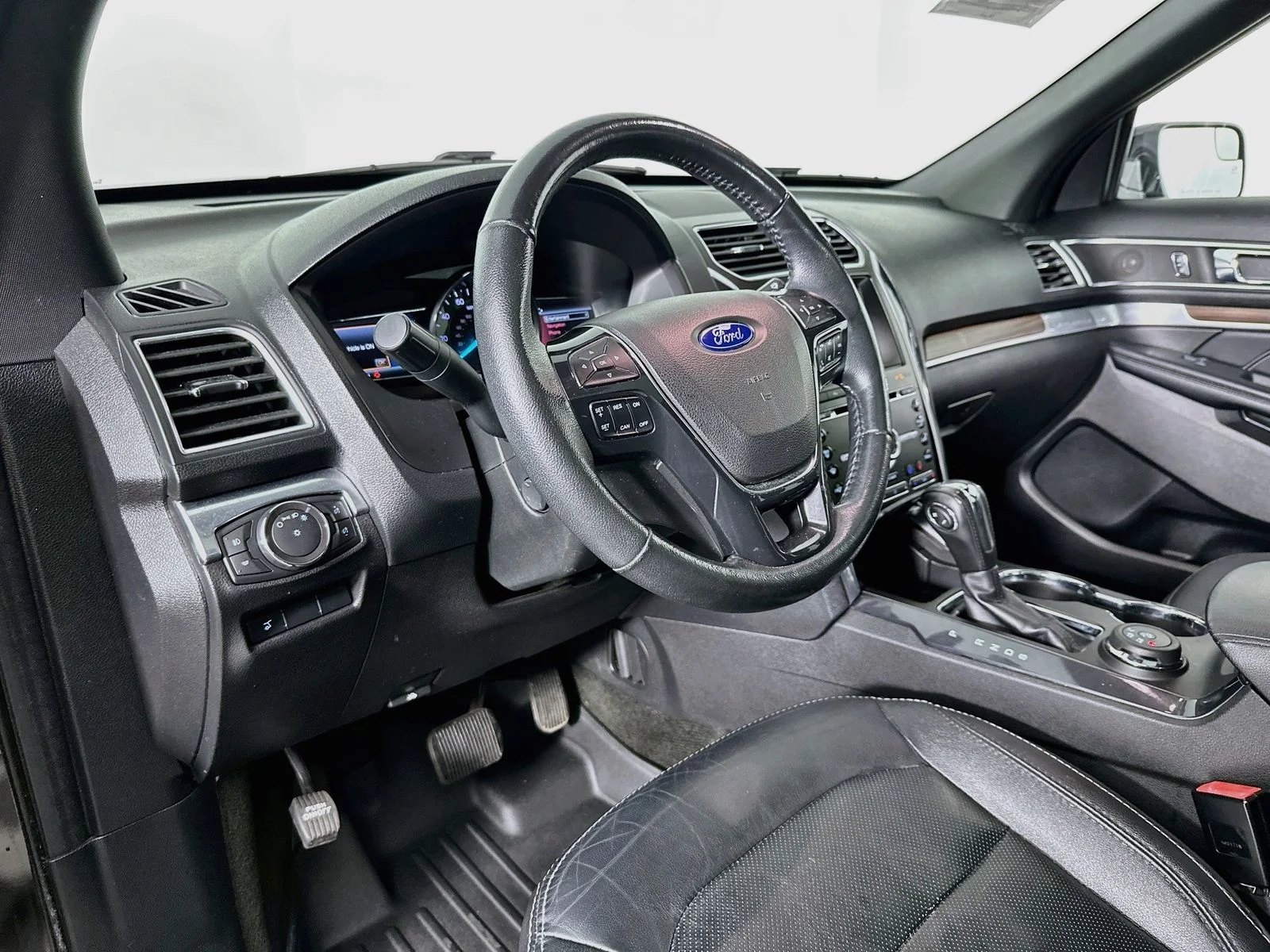 Used 2018 Shadow Black Ford Limited image 10