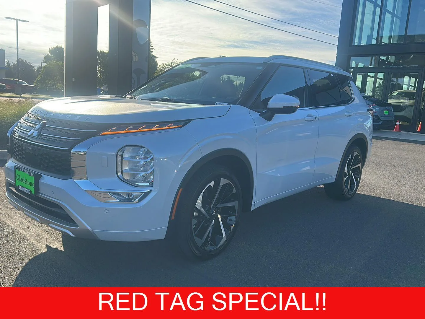 Used 2024 White Diamond Mitsubishi SEL image 1