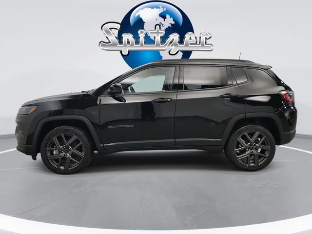 New 2026 Diamond Black Crystal Pearl-Coat Exterior Paint Jeep Limited image 6