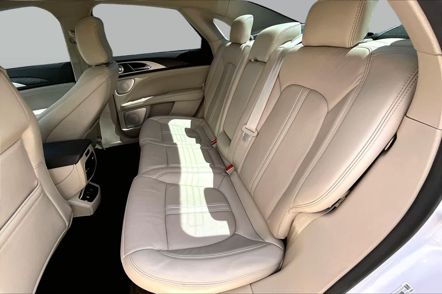 Used 2020 White Platinum Metallic Tri-Coat Lincoln Reserve image 21