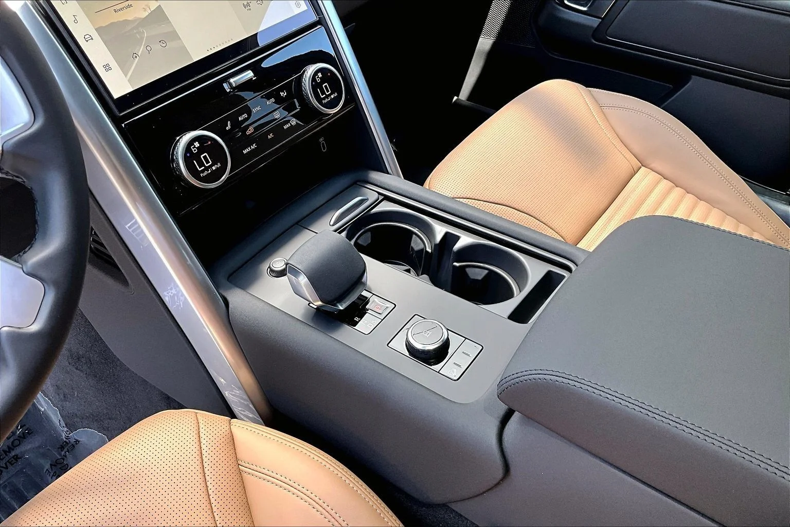 New 2026 Charente Grey Land Rover Dynamic SE image 8