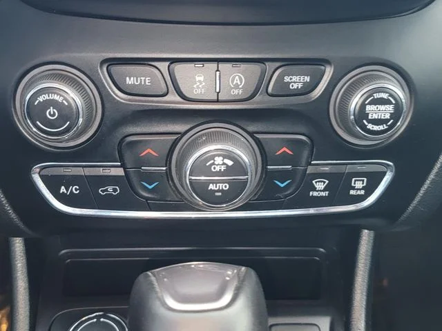 Used 2022 White Jeep Latitude Lux image 23